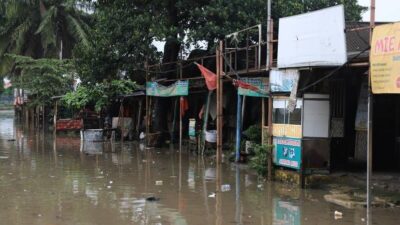 Ratusan Warga Kota Tangerang Mengungsi Karena Tempat Tinggalnya Terendam Banjir