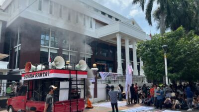 Gelar Aksi Bakar Ban di PTUN, Massa Minta Pemerintah Berantas Mafia Peradilan Atas Gugatan PT SKB