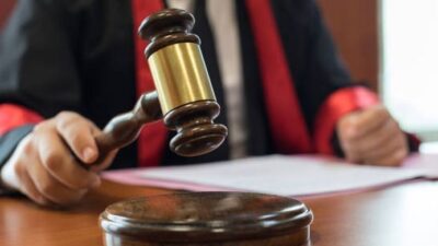 Dua Hakim Dipecat Karena Terlibat Suap dan Selingkuh