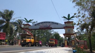 Masyarakat Lumajang Diingatkan Gunakan Masker dan Kacamata Saat Keluar Rumah Karena Abu Vulkanik Semeru Berbahaya