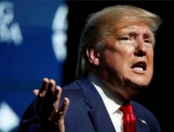 Trump Bekukan Dana Pendidikan Federal, Mahasiswa dan Staf Pengajar Berunjuk Rasa di Illinois