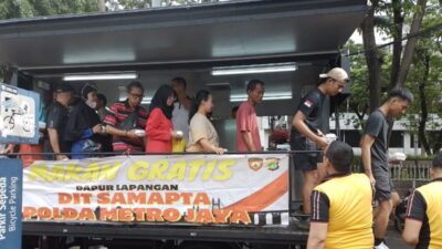 Dukung Program Prabowo, Polda Metro Bagi-bagi Makan Gratis di CFD