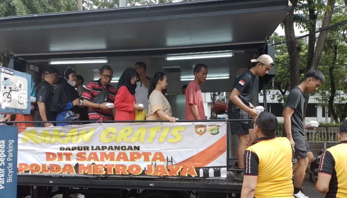 Dukung Program Prabowo, Polda Metro Bagi-bagi Makan Gratis di CFD