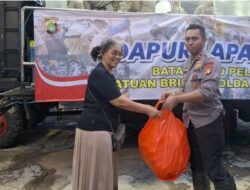 Brimob Dirikan Dapur Lapangan Bantu Masyarakat Terdampak Banjir di Pondok Gede Bekasi