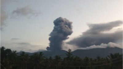 Gunung Dukono Erupsi dengan Ketinggian Lebih dari 1 Kilometer dari Puncaknya