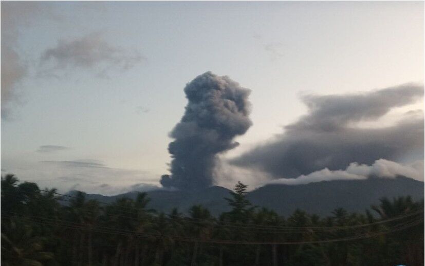 Gunung Dukono Erupsi Muntahkan Abu Vulaknik Nyaris 2 Kilometer dari Atas Puncak
