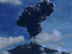 Gunung Marapi di Sumbar Erupsi Jumat Malam