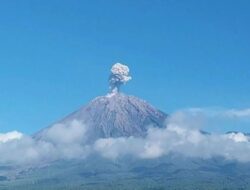 Gunung Semeru Erupsi 13 Kali Pada Hari Jumat, Letusannya Hingga 1 Kilometer dari Puncak