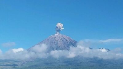 Gunung Semeru Erupsi 13 Kali Pada Hari Jumat, Letusannya Hingga 1 Kilometer dari Puncak