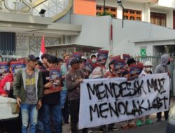 Puluhan Massa Gelar Aksi Damai Tolak Segala Bentuk Legalisasi LGBT di Kantor MUI