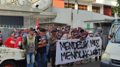 Puluhan Massa Gelar Aksi Damai Tolak Segala Bentuk Legalisasi LGBT di Kantor MUI