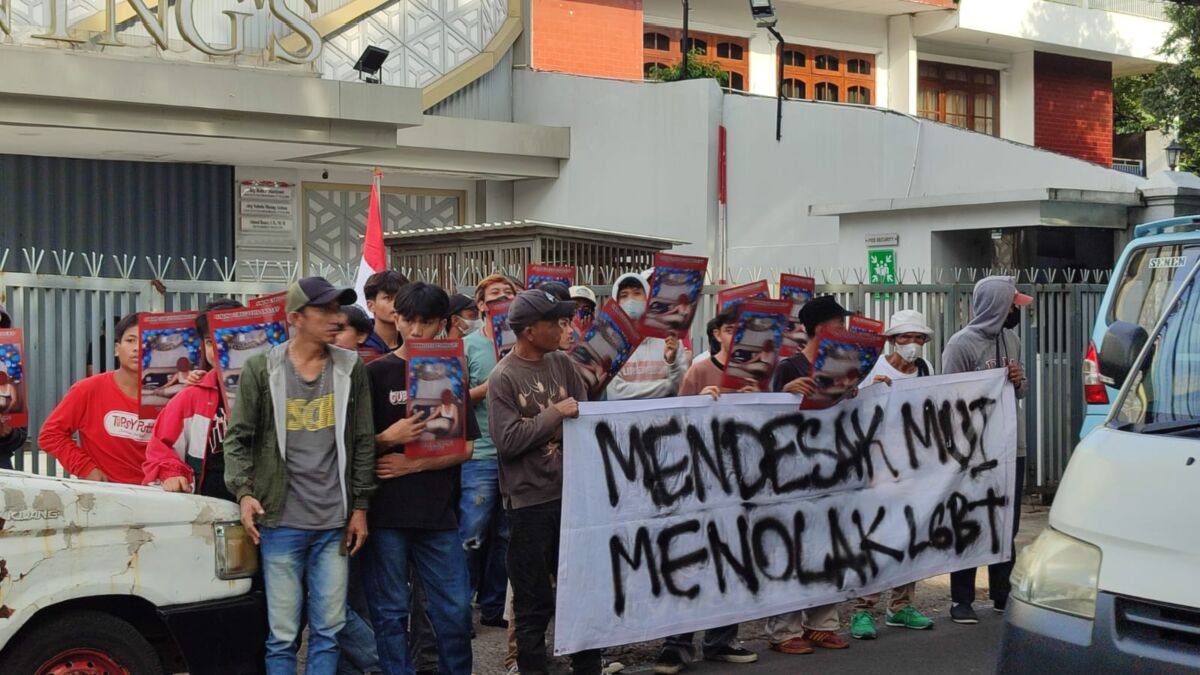 Puluhan Massa Gelar Aksi Damai Tolak Segala Bentuk Legalisasi LGBT di Kantor MUI