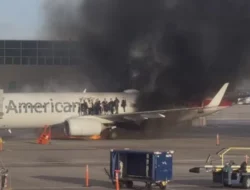 Pesawat American Airlines Terbakar di Bandara Denver Amerika Serikat