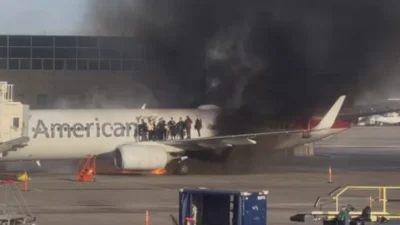 Pesawat American Airlines Terbakar di Bandara Denver Amerika Serikat
