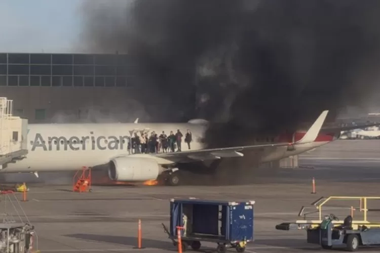 Pesawat American Airlines Terbakar di Bandara Denver Amerika Serikat