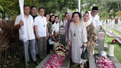 Megawati Nyekar ke Makam Fatmawati dan Taufik Kiemas