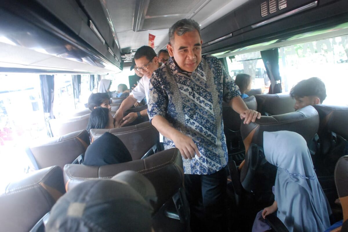 Muzani Lepas 15 Unit Bus Mudik Gratis ke Lampung