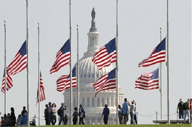 Penghormatan pada Mendiang Paus Fransiskus, Trump Perintahkan Kibarkan Bendera Setengah Tiang