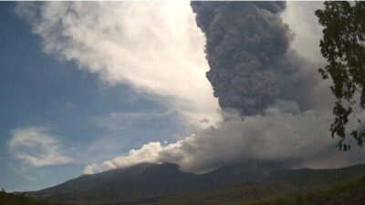 Gunung Lewotobi Laki-laki Erupsi Senin Pagi dengan Lontaran Material Vulkanik Setinggi 3,5 Kilometer dari Puncak