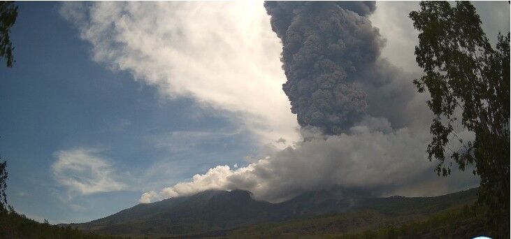 Gunung Lewotobi Laki-laki Erupsi Senin Pagi dengan Lontaran Material Vulkanik Setinggi 3,5 Kilometer dari Puncak