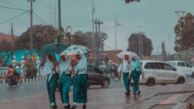 Hujan Ringan Diprakirakan Guyur Kota-kota Besar di Indonesia Hari Jumat Ini