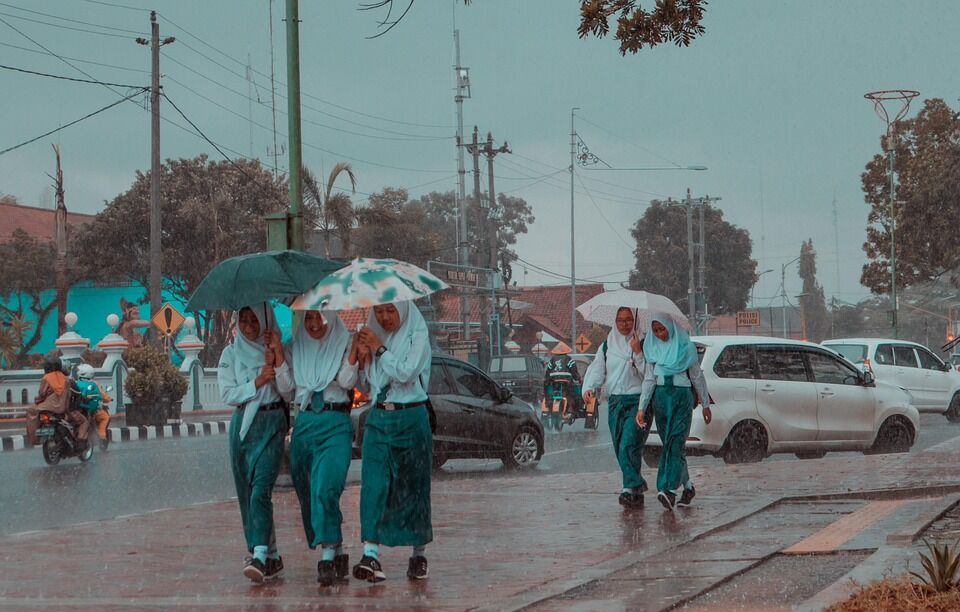 Hujan Ringan Diprakirakan Guyur Kota-kota Besar di Indonesia Hari Jumat Ini