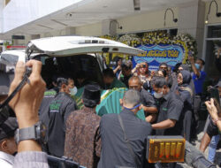Sebelum Dimakamkan di TPU Tanah Kusir, Jenazah Ray Sahetapy Disalatkan di Masjid Istiqlal Usai Salat Jumat