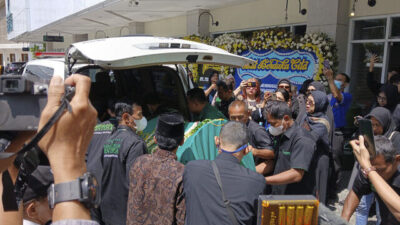 Sebelum Dimakamkan di TPU Tanah Kusir, Jenazah Ray Sahetapy Disalatkan di Masjid Istiqlal Usai Salat Jumat