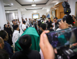 Jenazah Titiek Puspa Dimakamkan di TPU Tanah Kusir Usai Salat Jumat