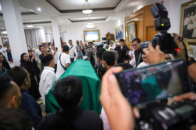 Jenazah Titiek Puspa Dimakamkan di TPU Tanah Kusir Usai Salat Jumat