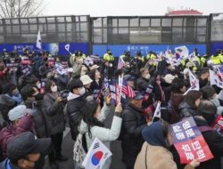 Massa Pendukung Yoon Suk Yeol Ricuh Usai Suara Bulat Pemakzulan
