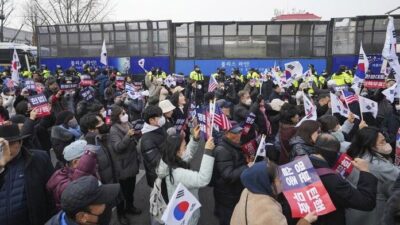 Massa Pendukung Yoon Suk Yeol Ricuh Usai Suara Bulat Pemakzulan
