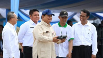 Prabowo Terbangkan Drone Tebar Benih di Palembang