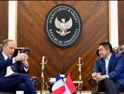 Seskab Teddy Indra Wijaya Bicarakan Rencana Kedatangan Emmanuel Macron di Indonesia dengan Dubes Prancis Fabien Penone