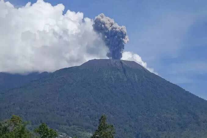 Selasa Pagi Gunung Marapi Kembali Erupsi, Semburan Abu Vulkanik Capai 1,1 Km