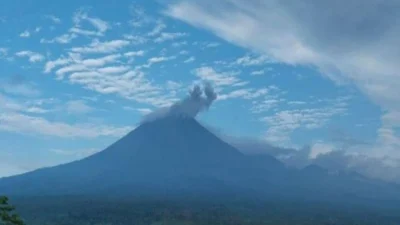 Gunung Semeru Dilaporkan Erupsi pada Hari Minggu Pagi