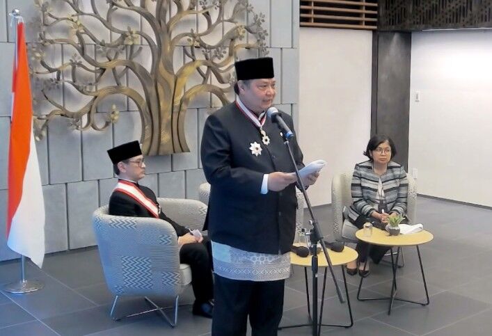 Berjasa Perkuat Hubungan Indonesia-Jepang, Menteri Airlangga Hartarto Dianugerahi Bintang Jasa