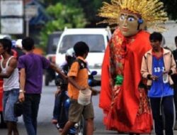 Pramono Siapkan Aturan Larang Ondel-ondel untuk Ngamen di Jalanan