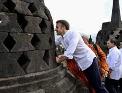 Fadli Zon: Macron Berhasil Gapai Patung Buddha di Borobudur