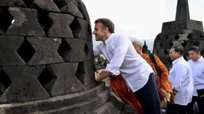 Fadli Zon: Macron Berhasil Gapai Patung Buddha di Borobudur