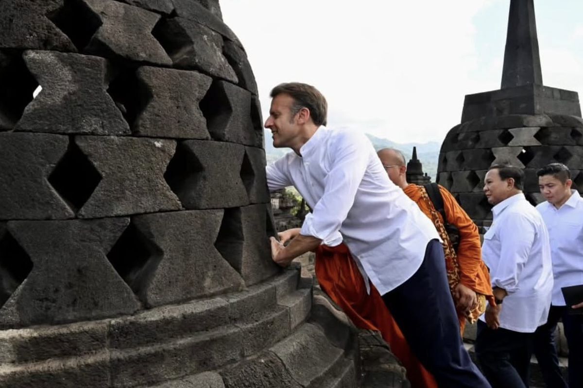Fadli Zon: Macron Berhasil Gapai Patung Buddha di Borobudur
