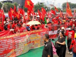 Ribuan Massa Aksi May Day Padati Depan Gedung DPR, Ini Tuntutan Pendemo