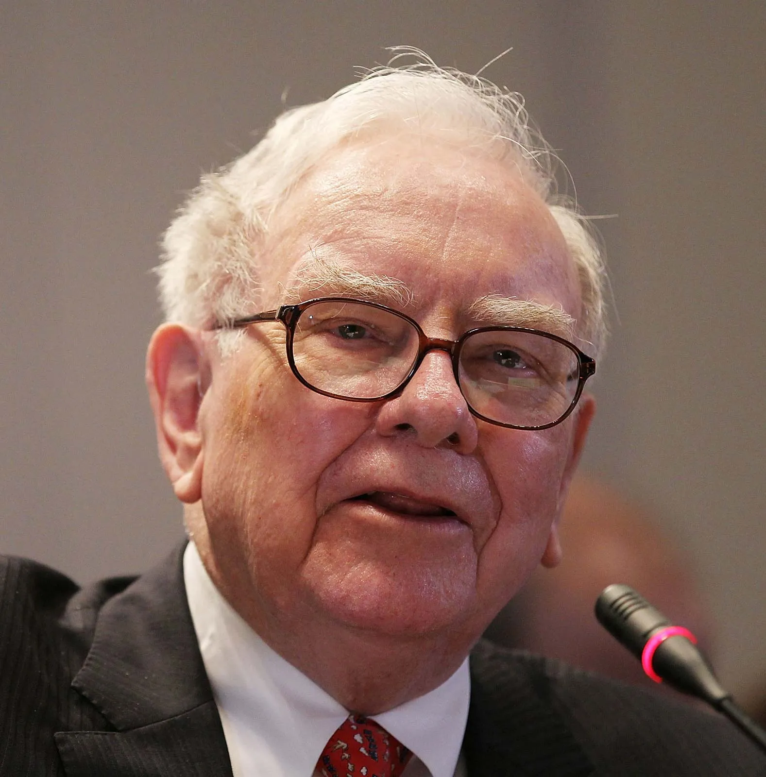 Miliarder AS, Warren Buffet Ingatkan Perdagangan Bukan Senjata untuk Perang