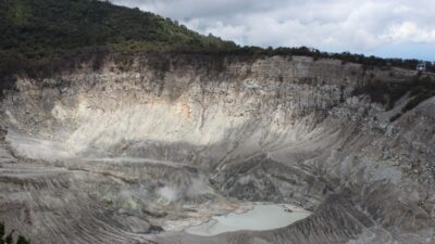 Gunung Tangkuban Parahu Alami Aktivitas Kegempaan Hingga Ratusan Kali