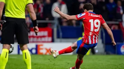 SEPAK BOLA -- Gegara Penalti Alvarez di Liga Champions, UEFA Ubah Aturan