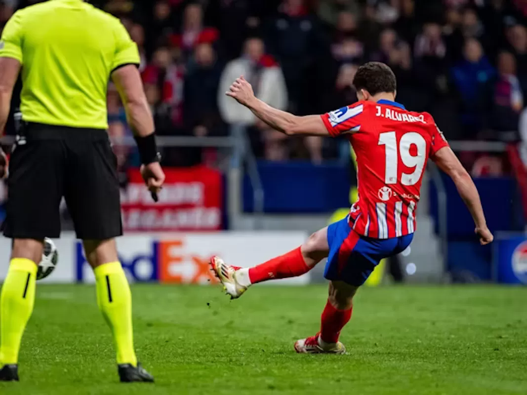 SEPAK BOLA -- Gegara Penalti Alvarez di Liga Champions, UEFA Ubah Aturan