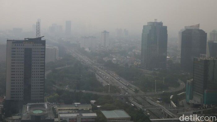 Warga Dianjurkan Pakai Masker, Kualitas Udara Jakarta Pagi Ini Terburuk Ketiga Dunia