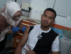 SEPAK BOLA — Hindari Virus Jelang Musim 2025/2026, Seluruh Anggota Skuad Persib Bandung Divaksin