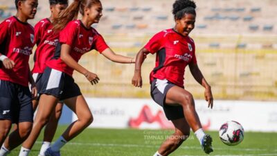 SEPAK BOLA -- Timnas Putri Indonesia Imbang Tanpa Gol Lawan Bangladesh di Laga Persahabatan