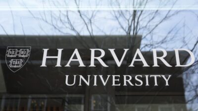Trump Larang Mahasiswa Internasional Masuk AS, Harvard Melawan